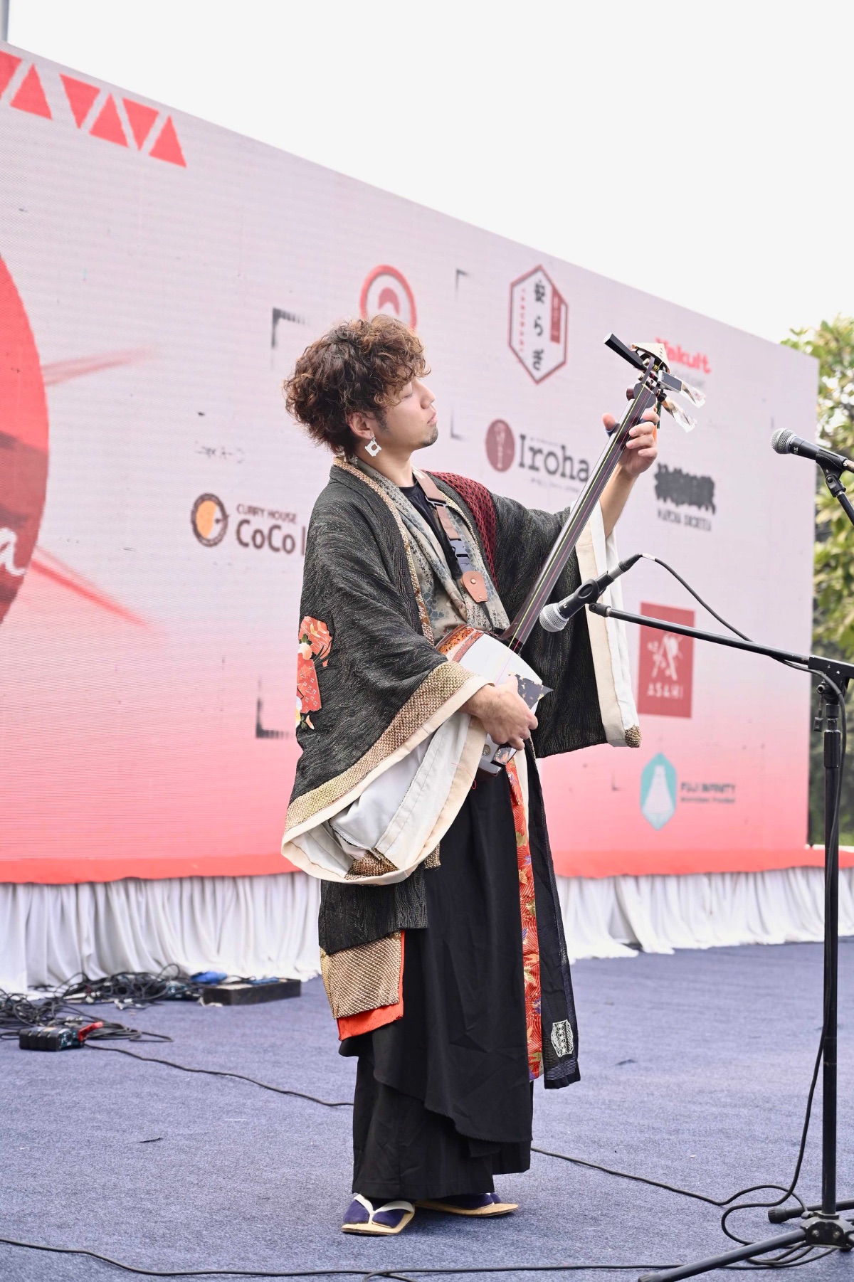 Masaki performing shamisen on stage